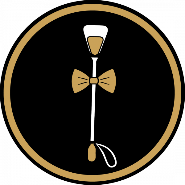 étiquettes noir érotique élégance couleurs de coucou noir, blanc et or. Elle représente une cravache sertie d'un nœud papillon pour symboliser l'association de l'érotisme (cravache) avec l'élégance (nœud papillon).
