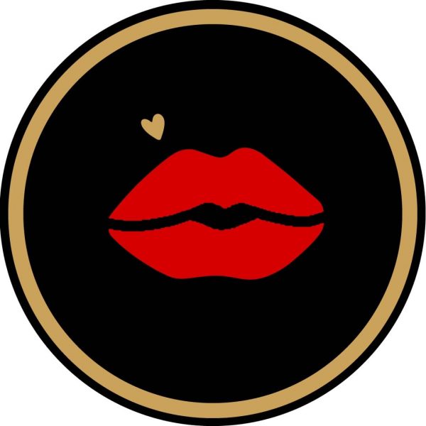 étiquettes noir bouche aux couleurs de Coucou noir et or avec ajout de rouge. Cette bouche est pulpeuse et renvoie aux baisés, à la gourmandise, aux mots doux des instants coquins, lors des préliminaire ou au cœur de l'action érotiques.