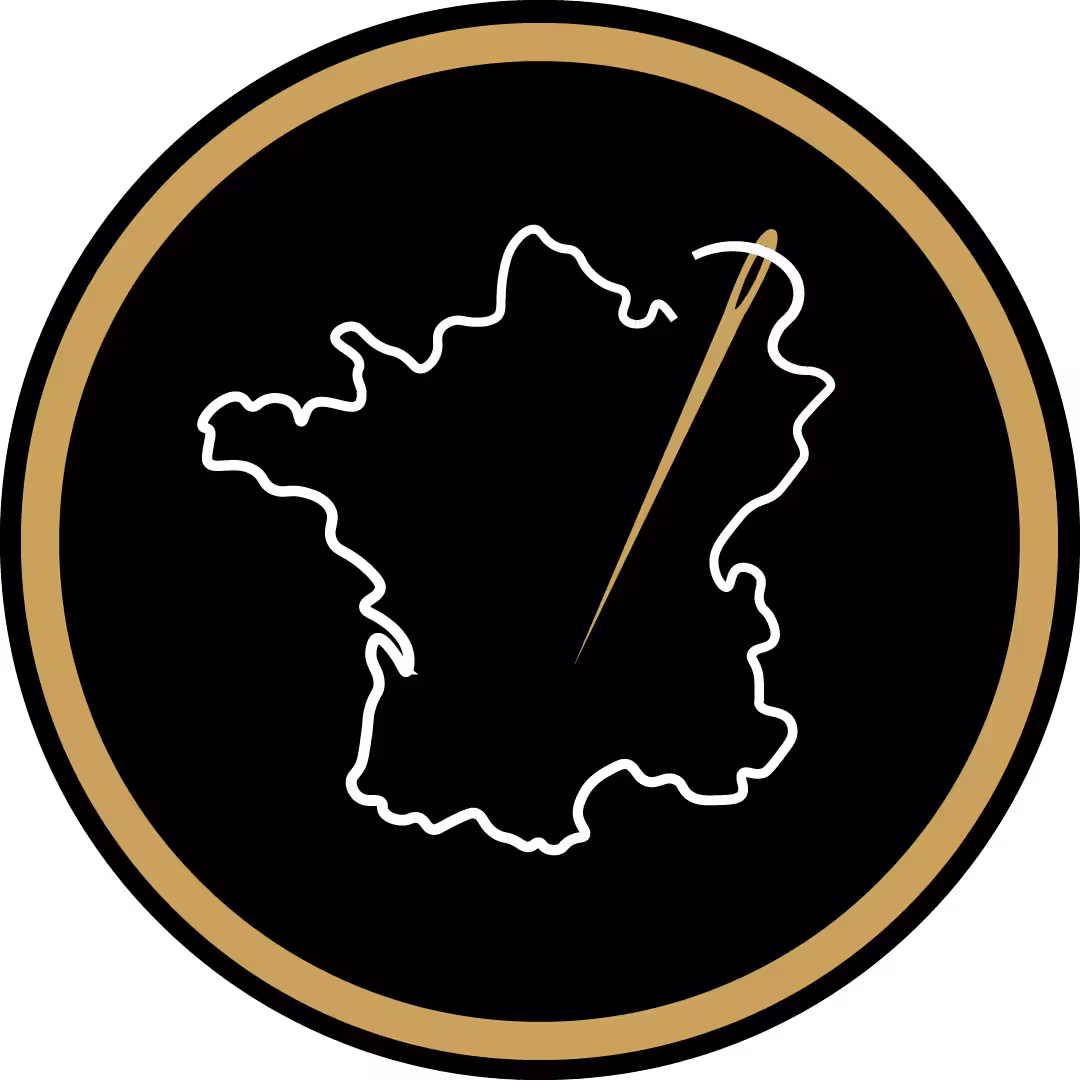 étiquettes noire fabrication française, ou made in France, représentant la France dont le contour est un fil et se termine pas une aiguille dorée, aux couleurs de coucou noir, blanc et or.